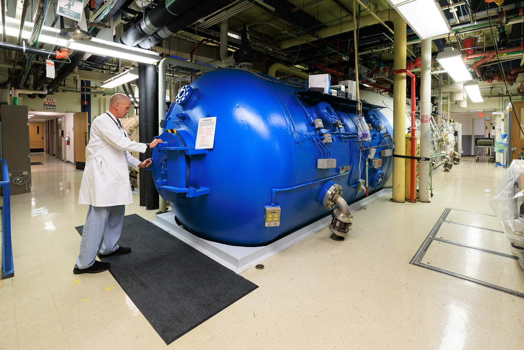 closing the chamber door for emergency treatment